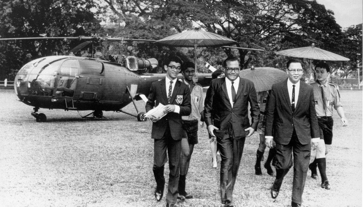 Minister lands in copter at the V.I. padang, 1968