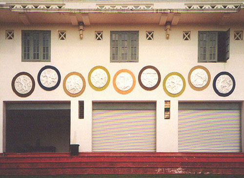 Pavilion Frontage, 1999